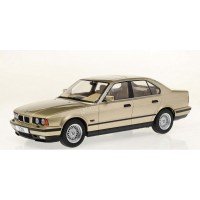 1/18 BMW 5ER VOITURES MINIATURE DE COLLECTION BMW 5ER (E34) 1992 BEIGE- MODEL CAR GROUPMCG18159